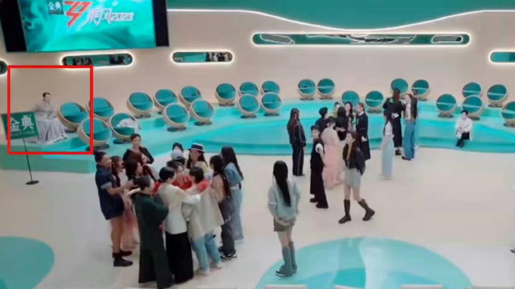 徐懷鈺一個人坐在角落。（圖／翻攝自乘風2023微博）