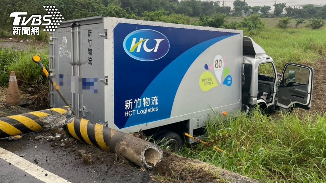 好痛！物流貨車折斷電桿衝入田　騎士電線絆倒「空翻重摔」