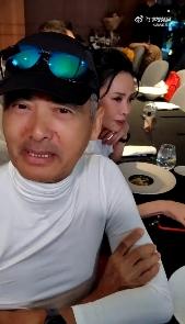 周潤發愛妻陳薈蓮在身後表情凝重。(圖/翻攝自袁詠儀微博)