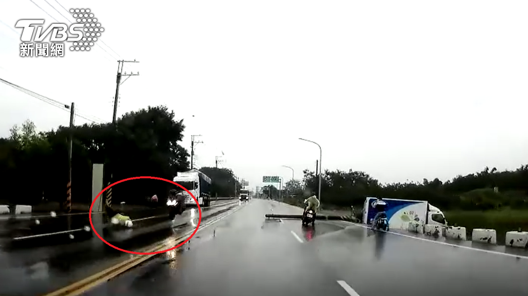 機車騎士重摔在地。(圖/民眾提供)