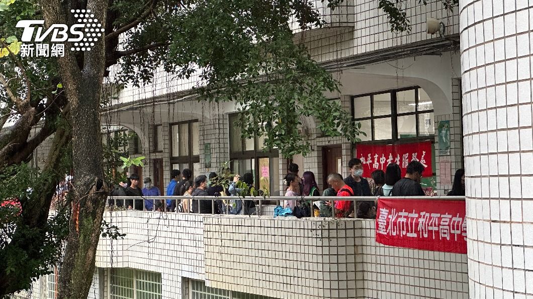 今年會考恢復家長陪考。(圖/呂欣芷攝)