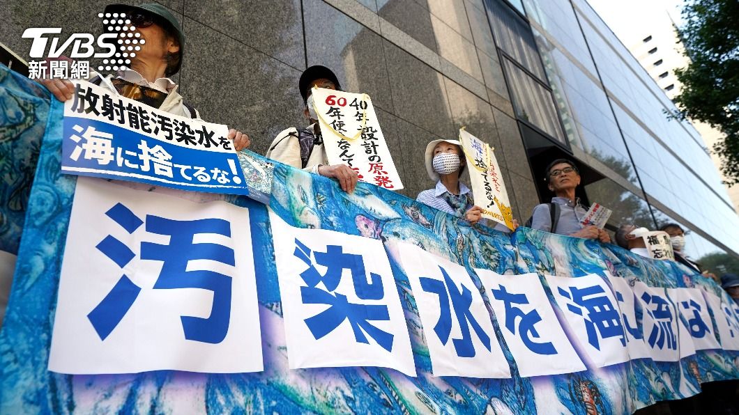 部分日本民眾也走上街頭聲援福島居民的訴求，抗議政府將核污染處理水排放入海。（圖／達志影像美聯社）