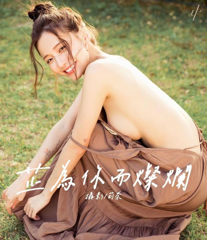 蕭芷渲全新寫真書照片超惹火。(圖/翻攝自蕭芷渲Instagram)