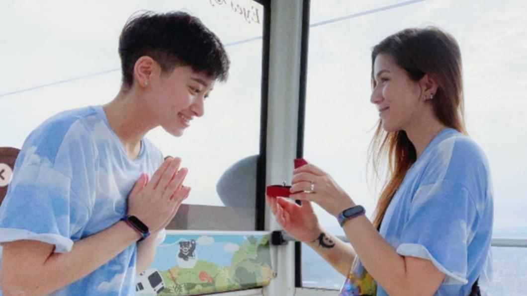 鄭靚歆被女友在纜車上求婚。(圖/翻攝自鄭靚歆IG)