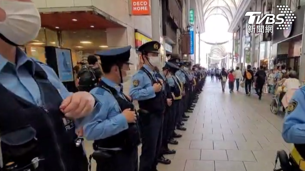大批警察站在商店街中。(圖/TVBS)