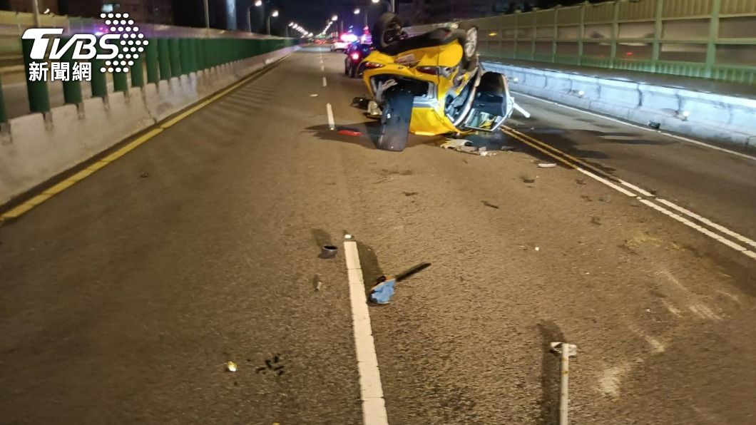 計程車遭追撞後翻覆。(圖/TVBS)