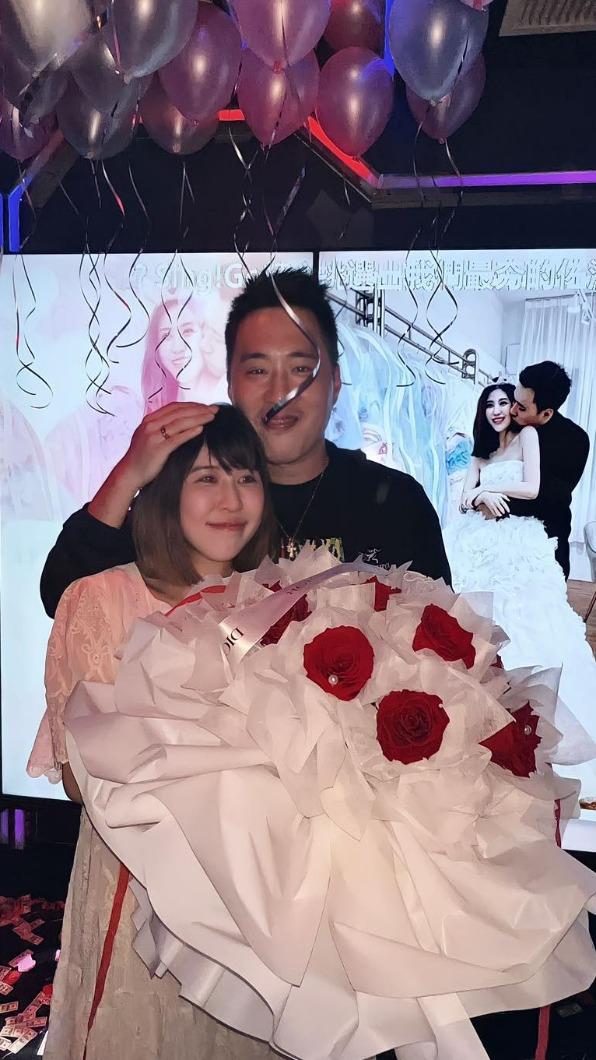 余祥銓求婚成功。（圖／翻攝自余祥銓臉書）
