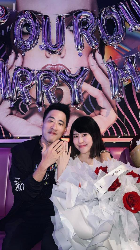 余祥銓求婚成功。（圖／翻攝自余祥銓臉書）