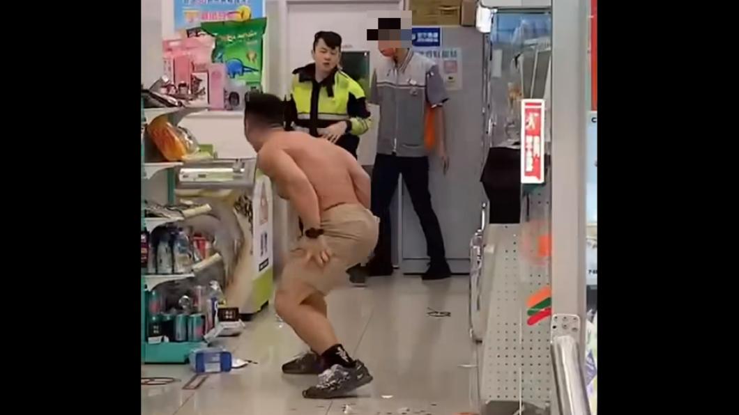 朱男曾在超商失控暴打警方。(圖/翻攝自臉書社群)