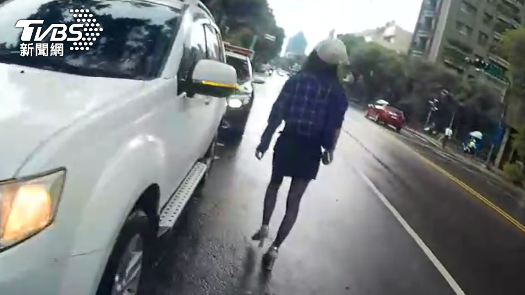 音樂放超大聲!司機耳朵快炸裂 小姐姐被拒載竟下車揮拳