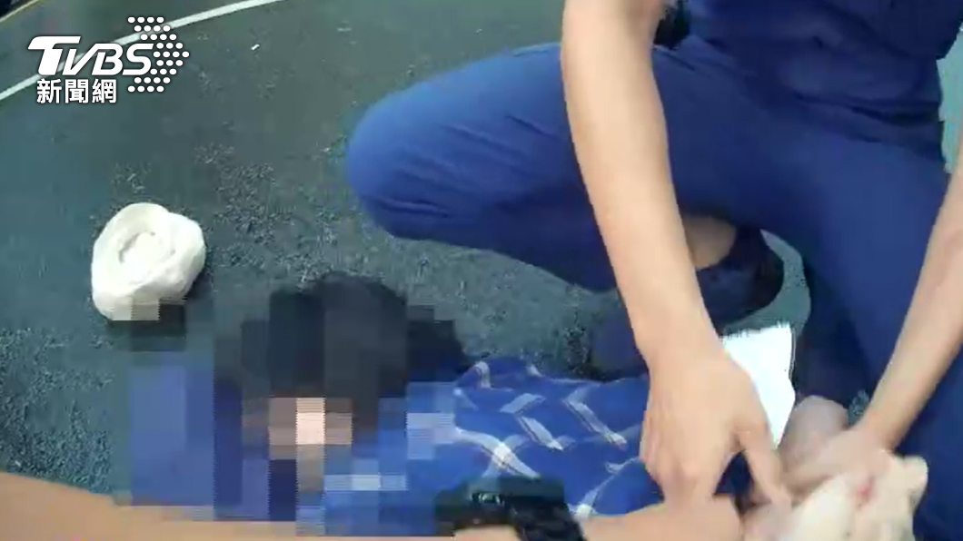 何女被壓制在地。(圖/TVBS)