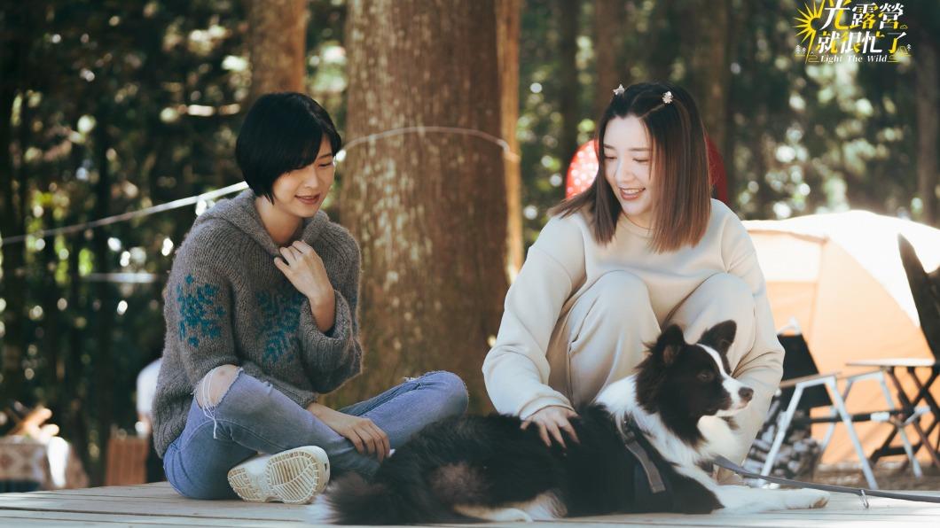 江宜蓉、郭雪芙與李李仁愛犬互動。(圖/TVBS)