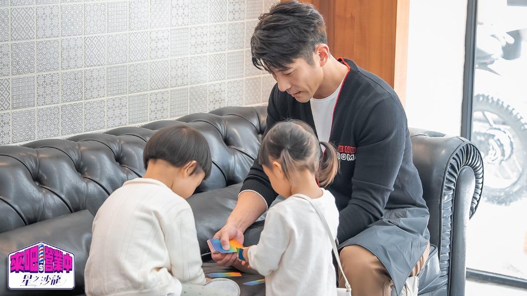 超級奶爸修杰楷顧小孩超有一套。(圖/TVBS)