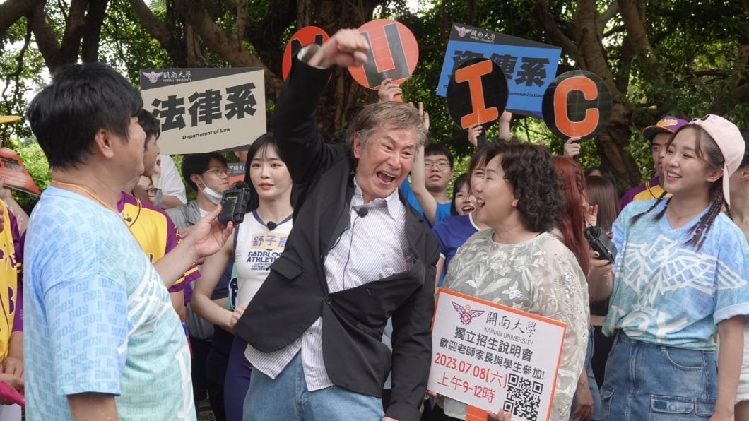 「蚱蜢王子」李恕權淡出近況曝光! 現身校園合體胡瓜