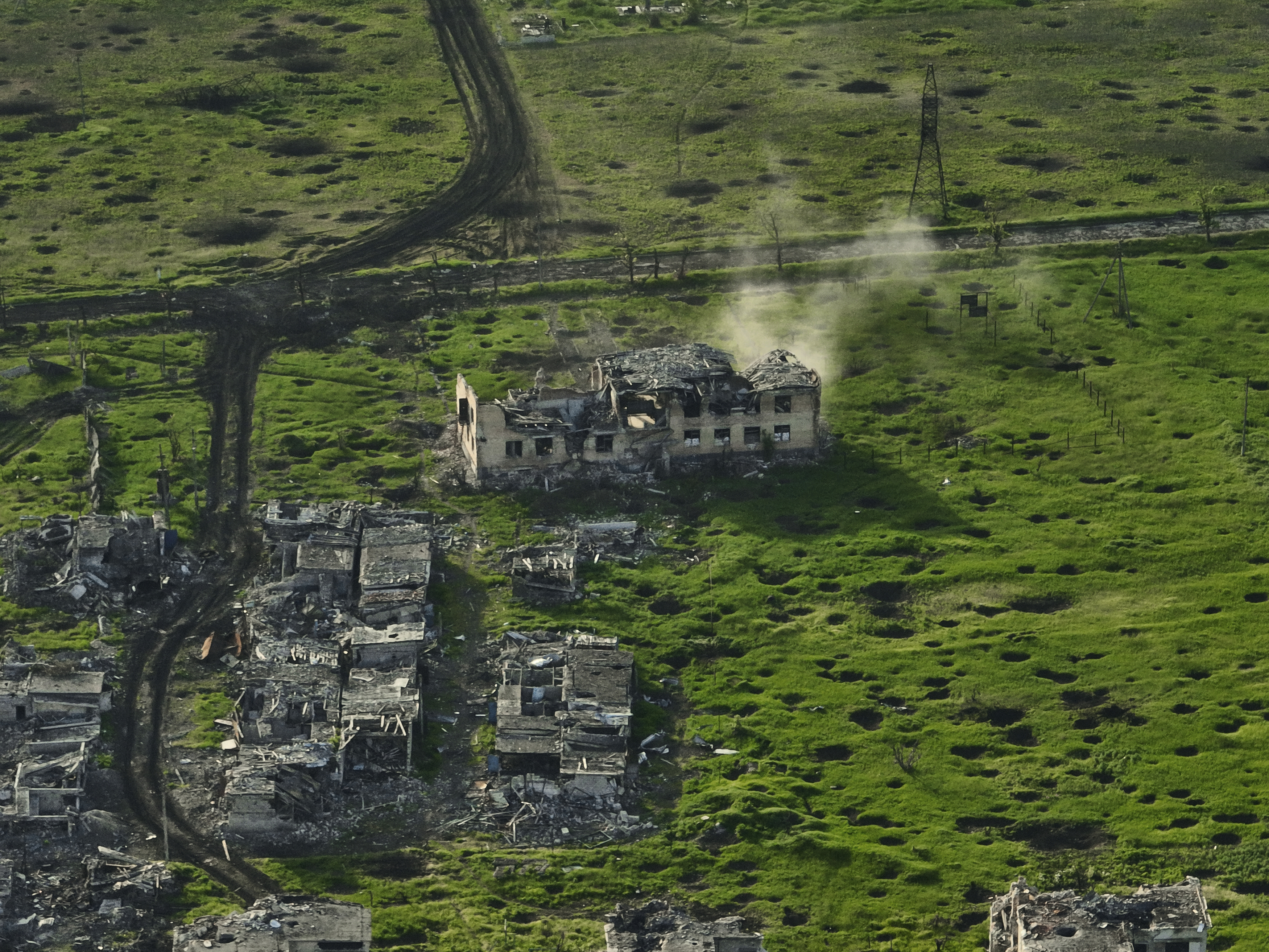 烏克蘭軍方空拍畫面顯示,東部城市馬林卡一處民宅遭到俄軍砲火擊中。(畫面來源:AP)