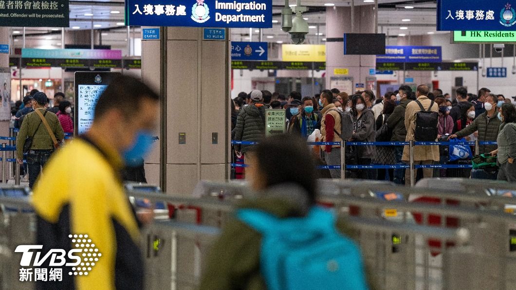 解封後的香港,進出來往人流逐步恢復疫前水準。(圖/達志影像美聯社)