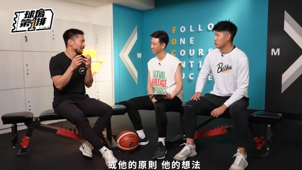 主持人王博麟、HENRY劉修宇專訪林書豪的個人教練JOSH FAN(范振書亞)。(圖/《球場第一排》提供)