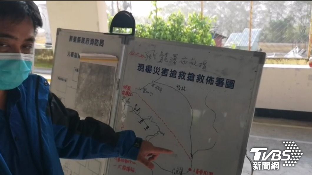 第一大隊長陳奕解說搜救圖。(圖/TVBS)