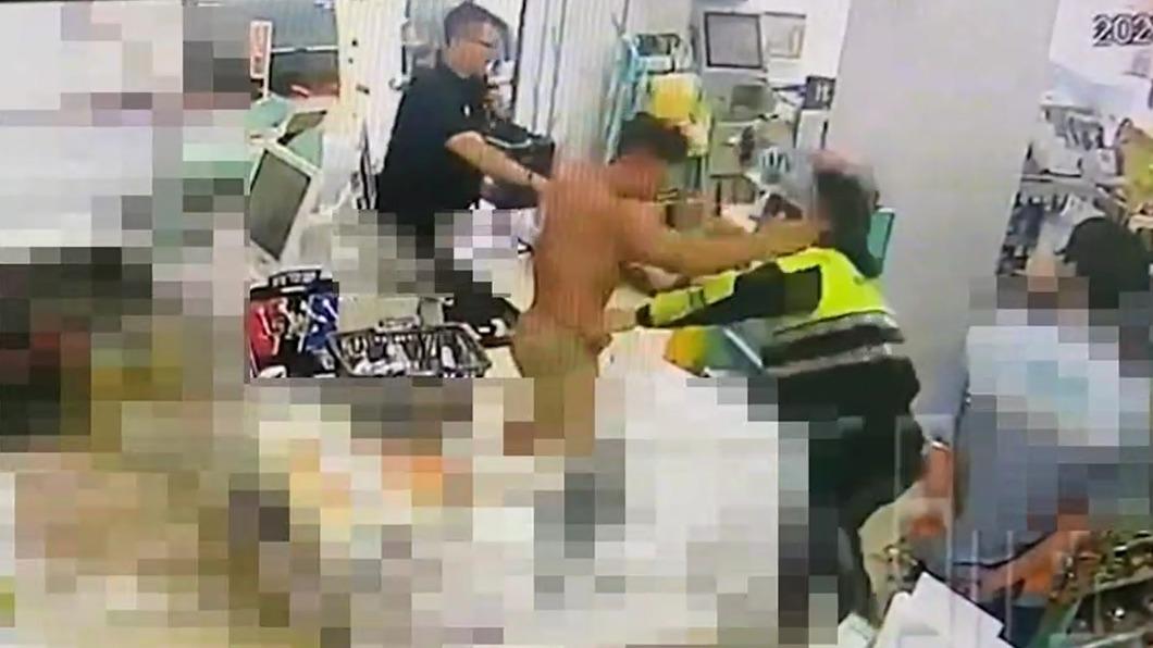 朱男攻擊警員。(圖/民眾提供)