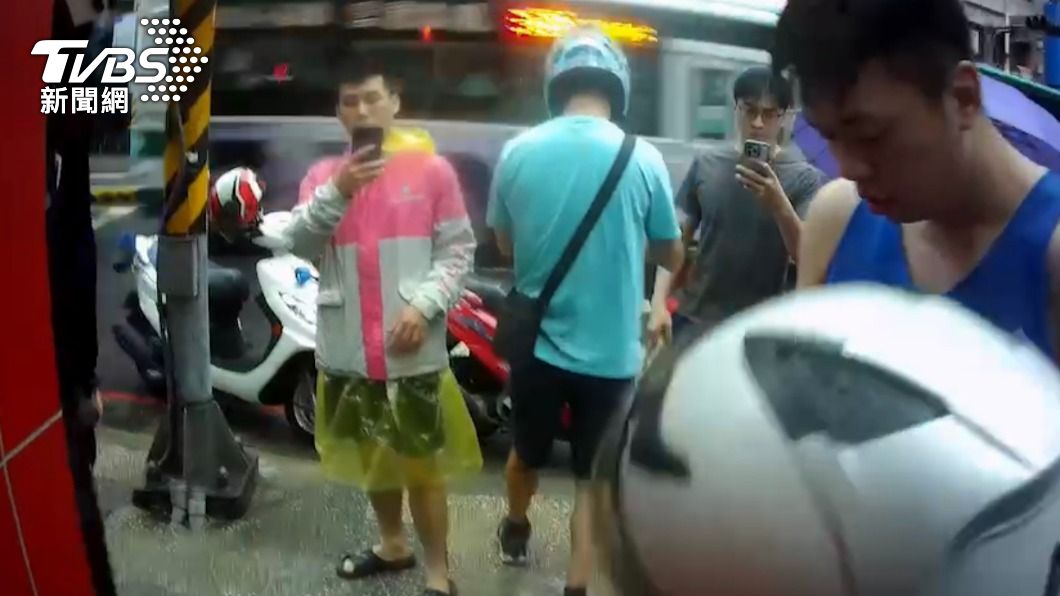 全套「熊貓」裝備上身 板橋警扮外送員智逮詐欺車手