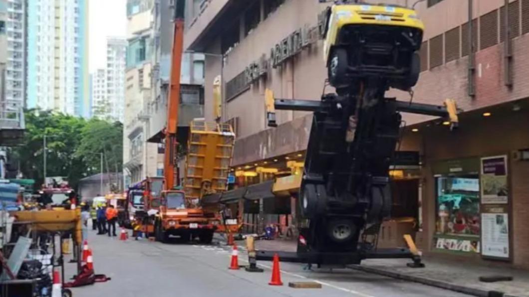 約4層樓高升降台向下墜。（圖／翻攝自微博）