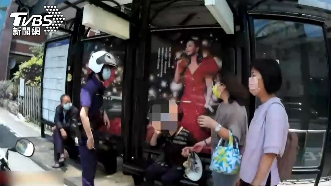 老婦人因天氣炎熱導致身體不勢,熱心民眾幫忙報警。(圖/TVBS)