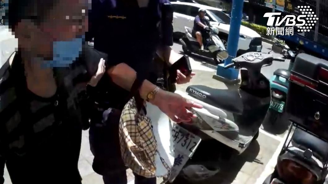 警員幫忙找到婦人愛車。(圖/TVBS)