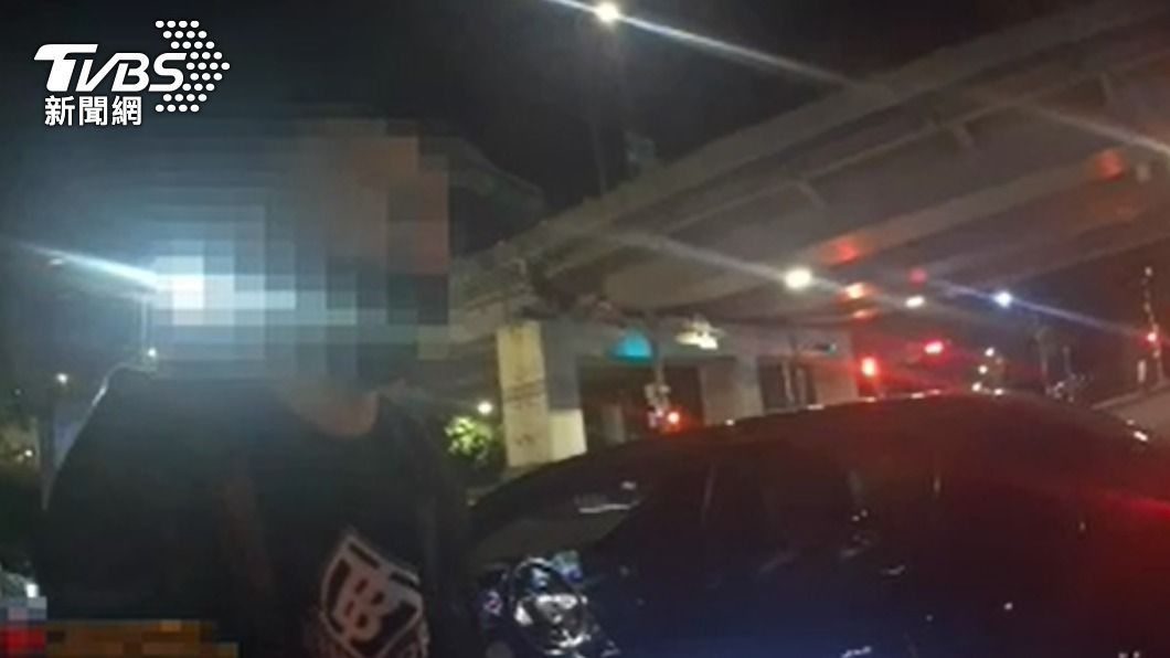 林姓通緝犯因為違規停車被盤查。(圖/TVBS)