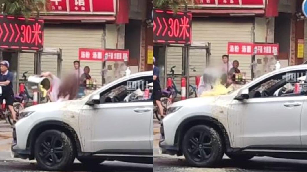 妹子因疑似被男友戴綠帽,竟直接當街砸車報復。(圖/翻攝自《四川觀察》微博)