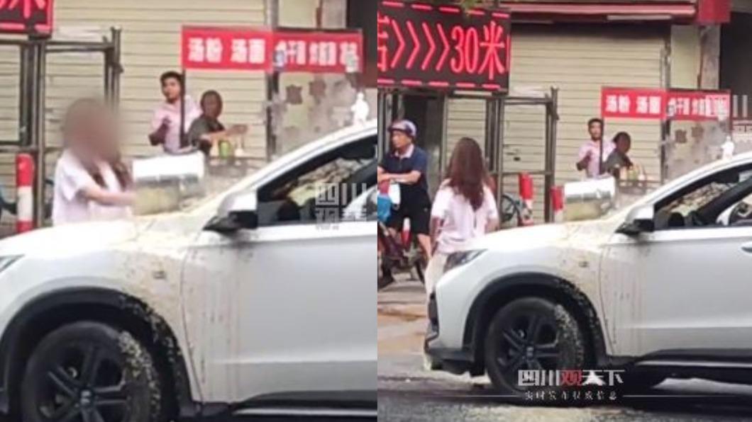 妹子甚至氣到把路邊早餐店的3桶熱粥,當場潑在男友車上。(圖/翻攝自《四川觀察》微博)