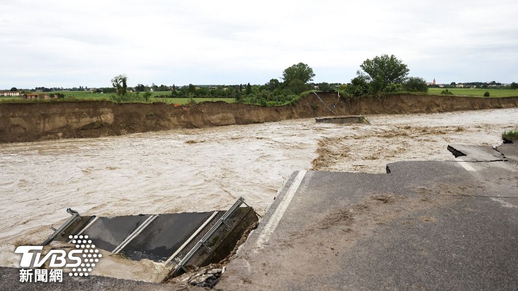 義大利北部遭遇豪雨洪災,造成當地建築、道路被破壞。(圖/達志影像路透社)