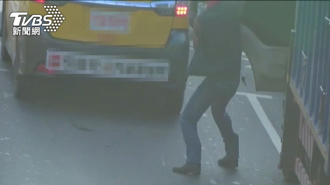 發生行車糾紛，兄弟檔直接下車動手。（圖／TVBS）