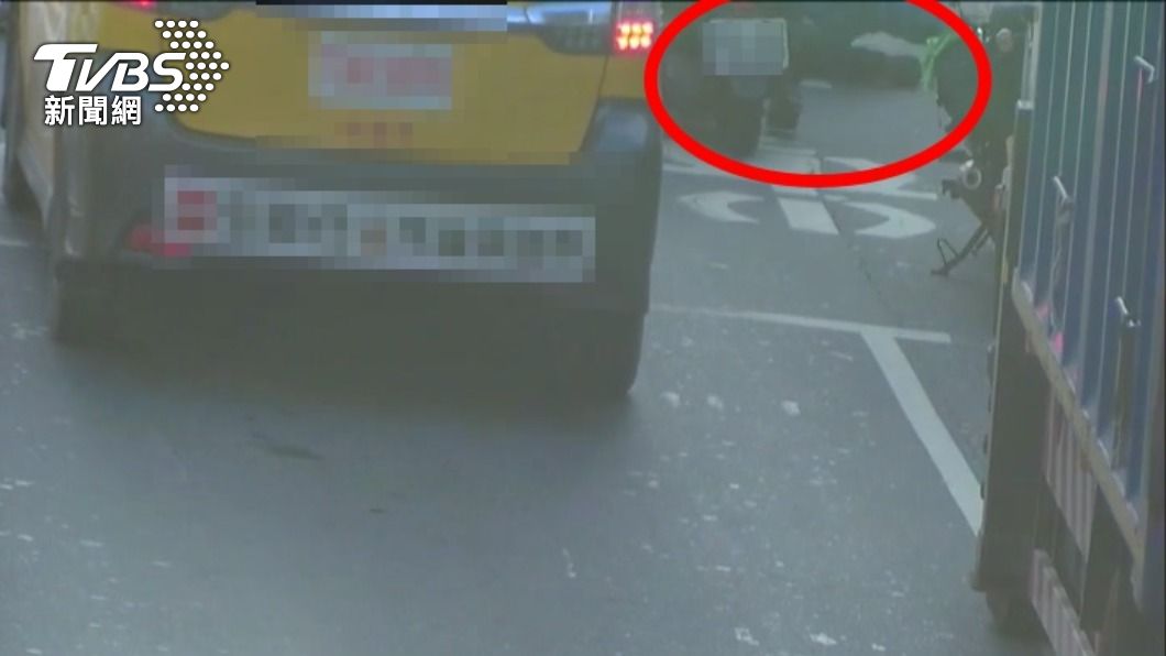 兄弟檔踹倒機車,毆打騎士。(圖/TVBS)