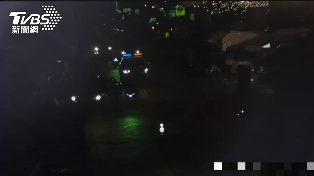 寵物鳥誤觸高壓電設備，引發變電箱爆炸，造成跳電。（圖／TVBS）