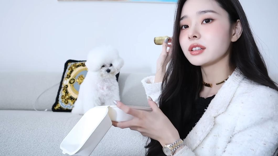 宋智雅的愛犬也入鏡。(圖/宋智雅YT頻道)