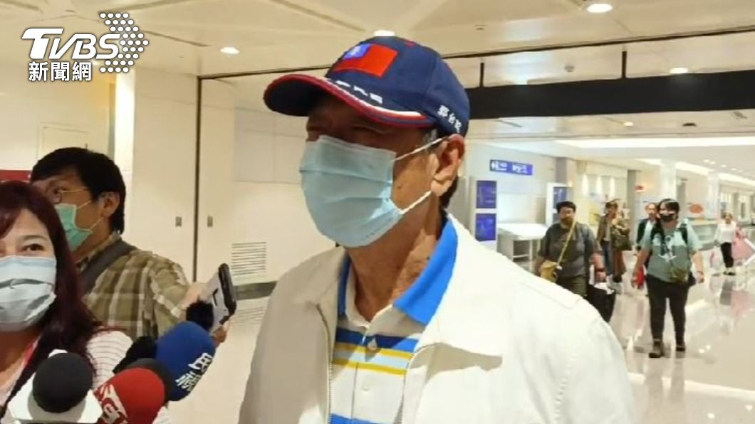 結束「療傷」日本行！郭台銘晚間返台　面對媒體微笑不語