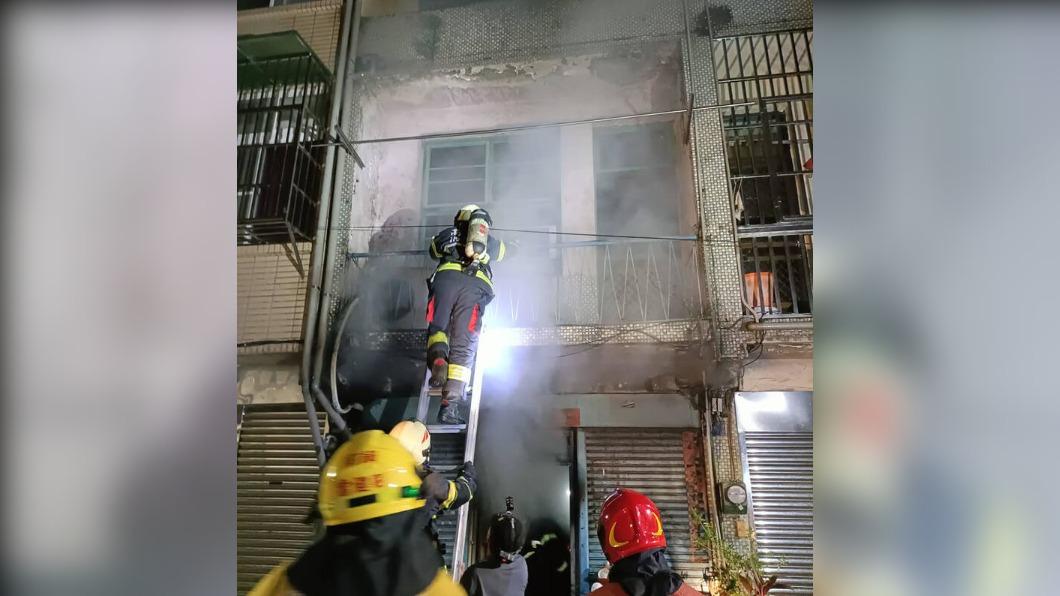 高雄前鎮區民宅冒火煙 救出1人預防性送醫