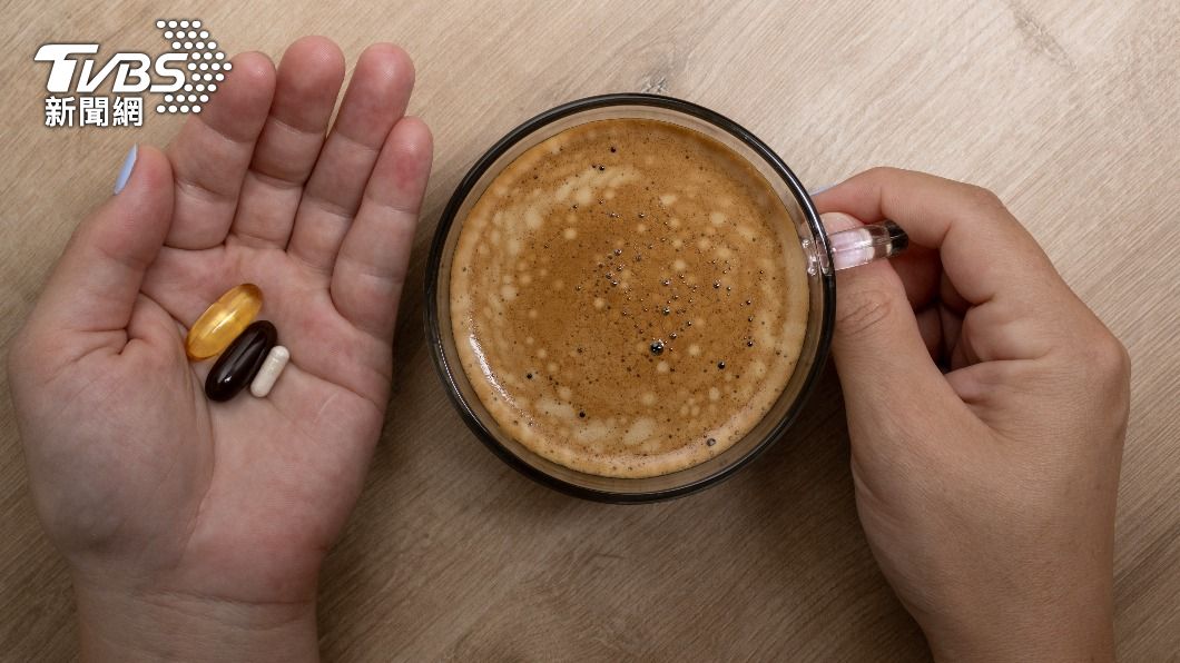 服用保健食品最好不要搭配咖啡或茶。(示意圖/shutterstock達志影像)