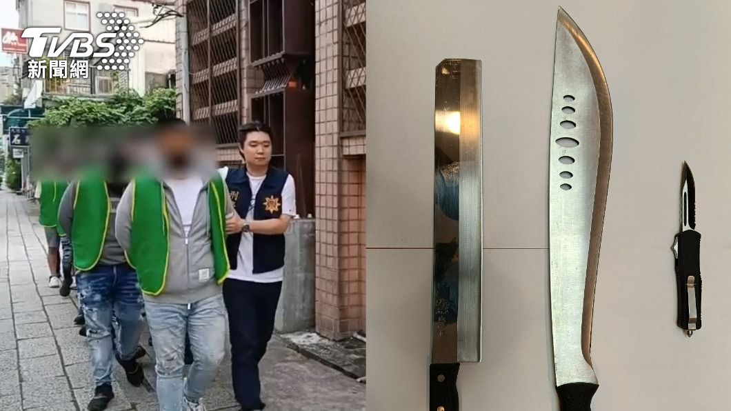 犯嫌被警方帶回、警方查扣刀械。（圖／TVBS）