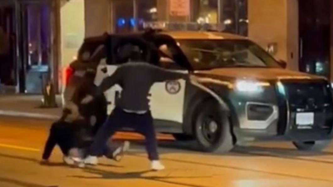 警方趕到才停止這場衝突,不過蟒蛇已不幸死亡。(圖/翻攝自《每日星報》)