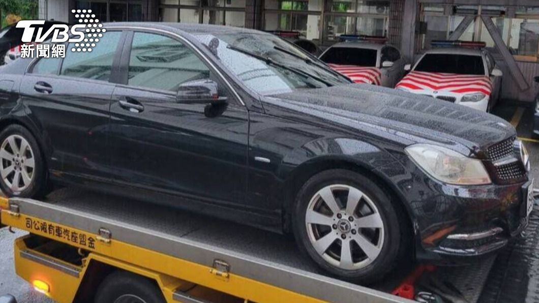 部分故障車停留現場等候拖吊或補胎救援。(圖/警方提供)