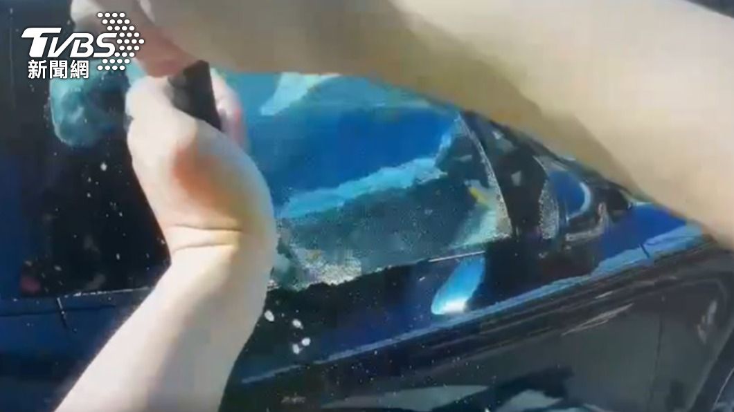 員警拍打車窗叫不醒駕駛，只好以警棍破窗。（圖／TVBS）