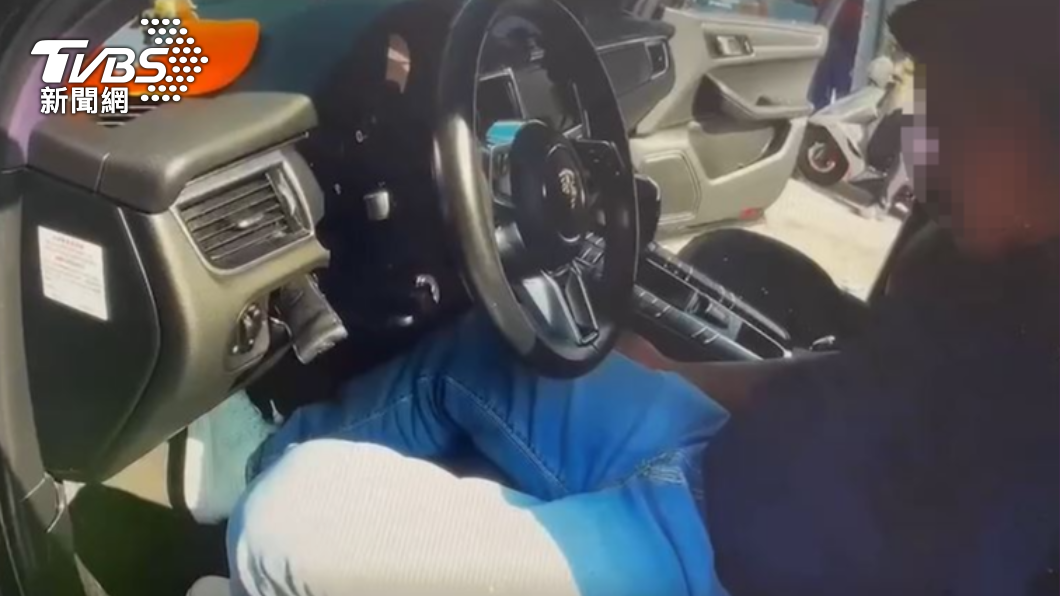 駕駛在車內呼呼大睡，全身散發濃濃酒氣。（圖／TVBS）