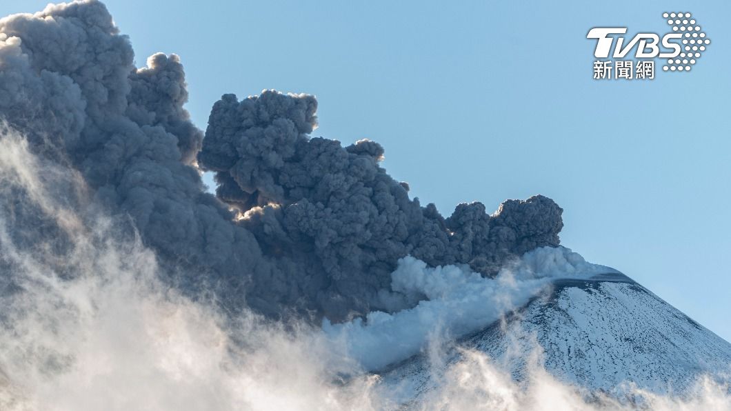 有片/義大利埃特納火山噴發!火山灰覆蓋天空 班機停飛