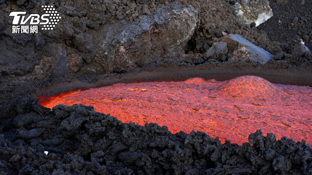 圖為2022年6月11日,埃特納火山噴發出熔岩。(圖/達志影像路透社)