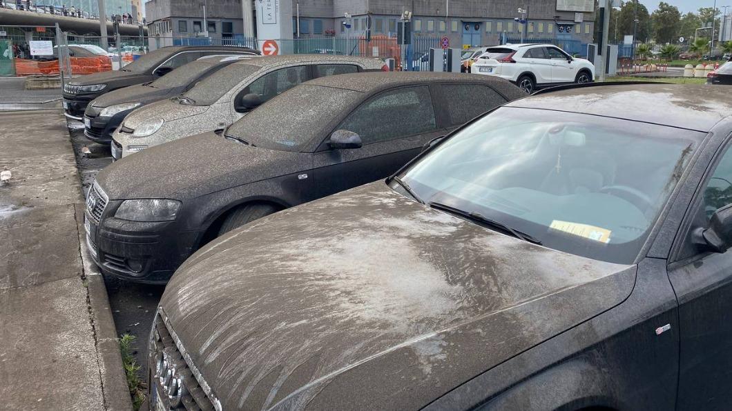 有民眾拍下自己停放在戶外的車,車蓋、車頂都布滿火山灰。(圖/翻攝自@aprajitanefes推特)