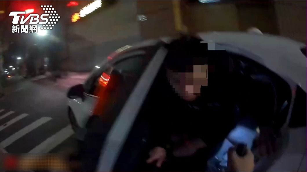 吃消夜違停遭盤查! 開車門落跑遭逮 通緝犯至少關9年