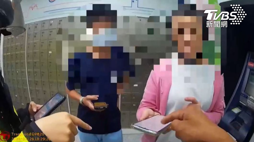 員警告知婦人遭詐騙,予以攔阻。(圖/TVBS)