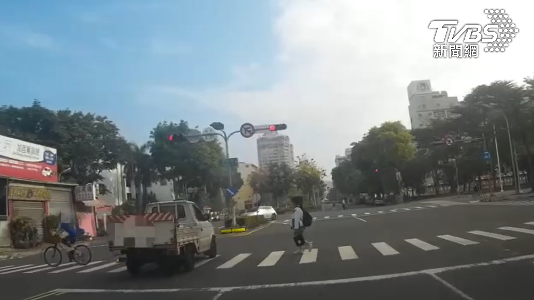 李男當警察面前闖紅燈。(圖/TVBS)
