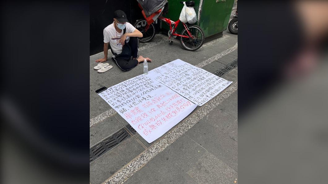 男子寫大字報指控畢書盡忘恩負義。(圖/翻攝自路上觀察學院臉書)